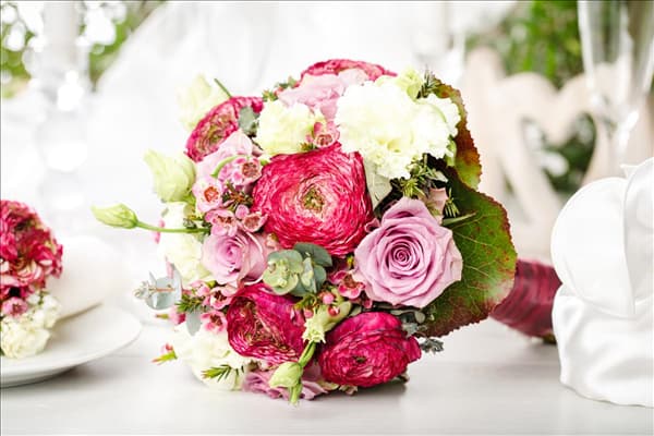 Tischdekoration mit Blumenstrauß