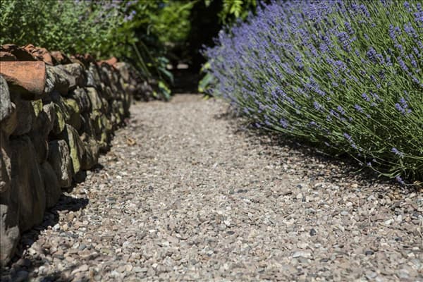 Wege im Garten