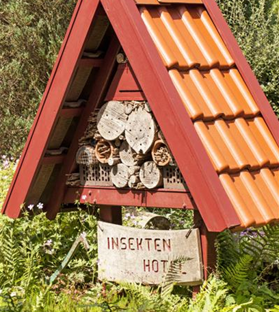 Ein Insektenhotel im Garten