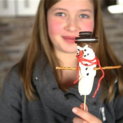 Kleiner Marshmallow-Schneemann im Kakao