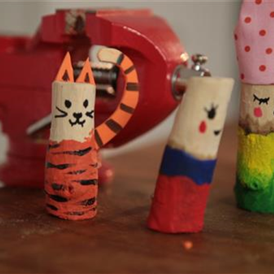 Kleine Holzfiguren schnitzen