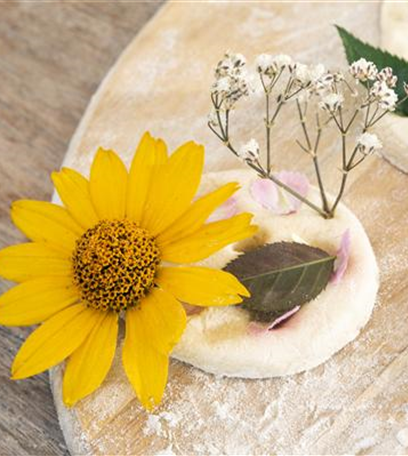 Blumenanhänger aus Salzteig – der Sommer wird bunt!