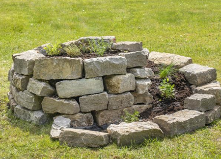 Eine Kräuterspirale im Garten – frische Kräuter für Kräuterfans Eine Kräuterspirale im Garten – frische Kräuter für Kräuterfans