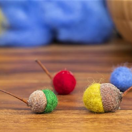 Bunte Filzeicheln – Herbstdeko mal anders