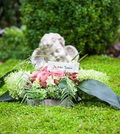 Mit Blumen die richtigen Worte bei der Trauerfeier finden